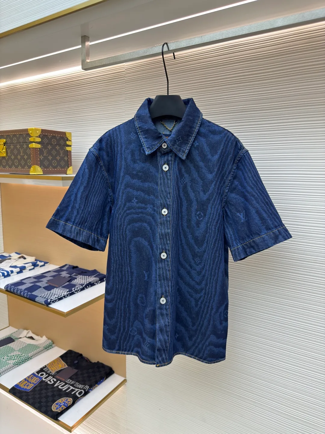 LOUISVUITTON tree pattern denim short-sleeved and long-sleeved ●Authentic product: purchased and developed by 15642 ●Item number: 1680320-B40 ●Fabric: denim fabric ●Technology: Printing ●Version: Fitted version ●Weight: about 520 grams ●Size: XS-S-M-L ●Description: The upper body effect refers to the FW25 early autumn men's series collarless denim rivet full-width logo printed long-sleeved denim jacket for men in blue. This collarless jacket is paved with denim cloth with the LV Moiré pattern, and the Monogram logo is implicitly integrated into it, creating a silky texture. The Marque L.Vuitton DéPosée nubuck label rests on the back for a modern look paired with matching jeans. The overall wiring is straight and delicate, the fabric is comfortable and soft, and the color is consistent without color difference. It can be matched with the same style to create a fashionable look and control various occasions. Customized accessories, complete with three standards, same style for men and women!